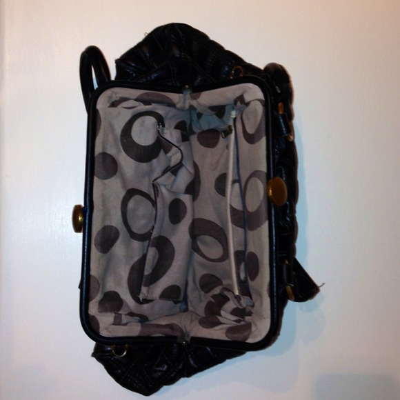 ⚡️SOLD⚡️Quilted purse with clasp top - Picture 3 of 3