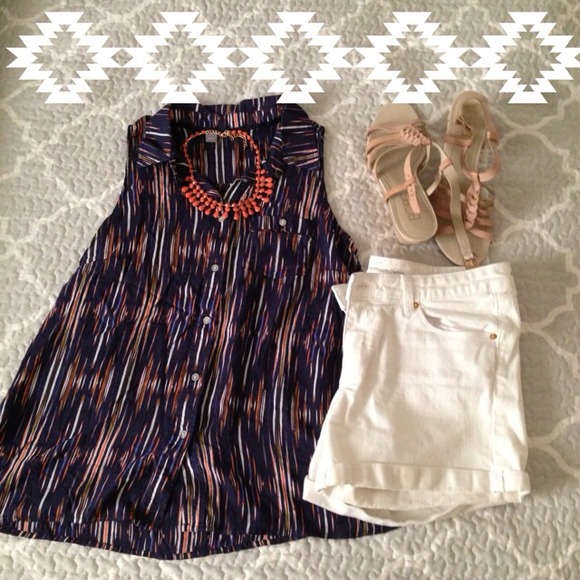 ⭕Sold⭕Navy and multicolored button down top