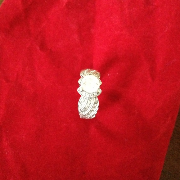 Beautiful CZ Ring. 🔴NO TRADE🔴 - Picture 2 of 3