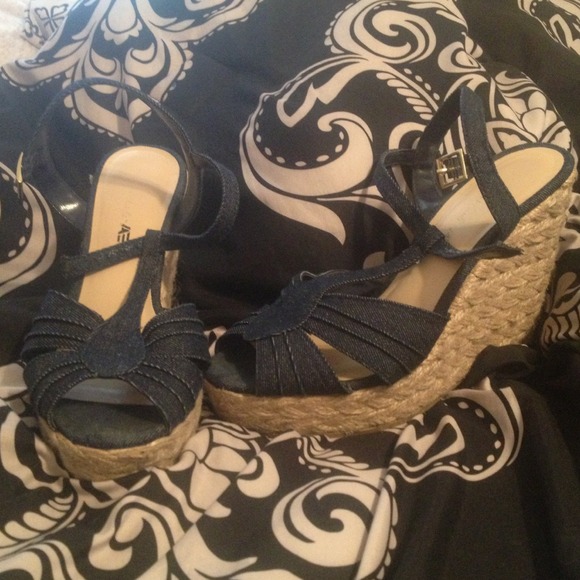 American Eagle wedge shoes
