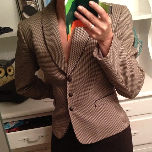 Beautiful brown houndstooth blazer!