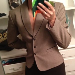 Beautiful brown houndstooth blazer!