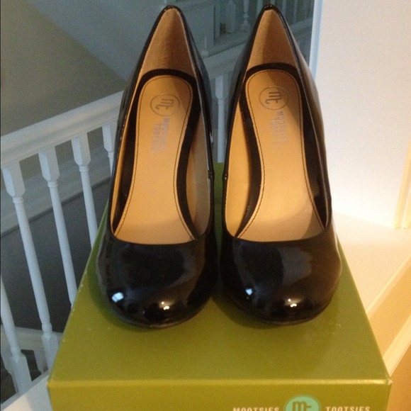 Black Patent Mootsies Tootsie Heels in Size 8