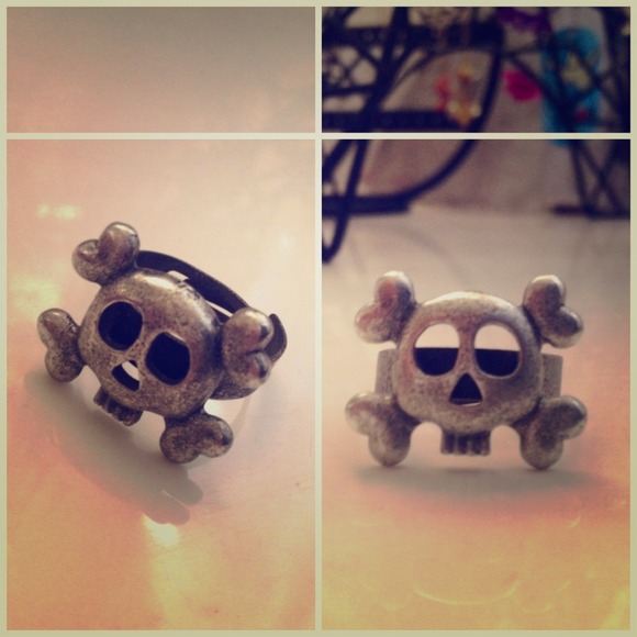 Grey Skull Ring - Picture 1 of 4