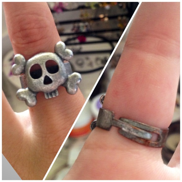 Grey Skull Ring - Picture 2 of 4