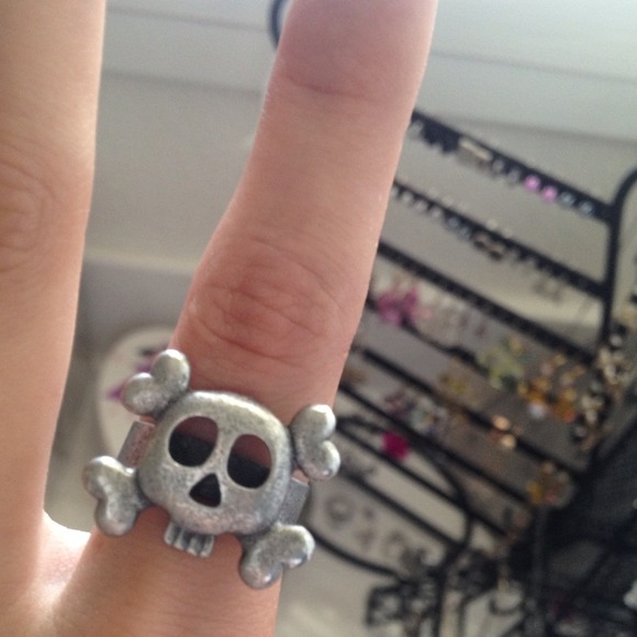 Grey Skull Ring - Picture 3 of 4