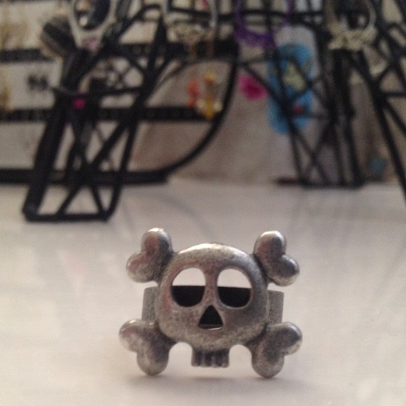 Grey Skull Ring - Picture 4 of 4