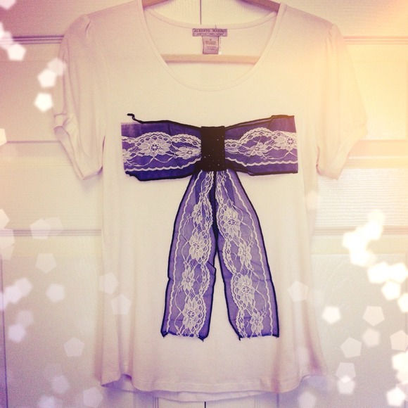 🚫SOLD🚫 Adorable Lace Bow Tee