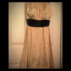*Reduced*Beautiful strapless dress w/ black sash.