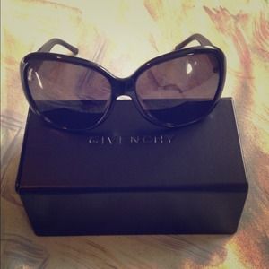 👍👍👍SOLD👍👍👍AUTHENTIC Givenchy Sunglass