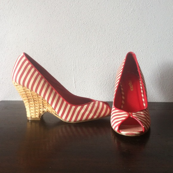*bundled* Peep toe wedge. Wicker wedge.