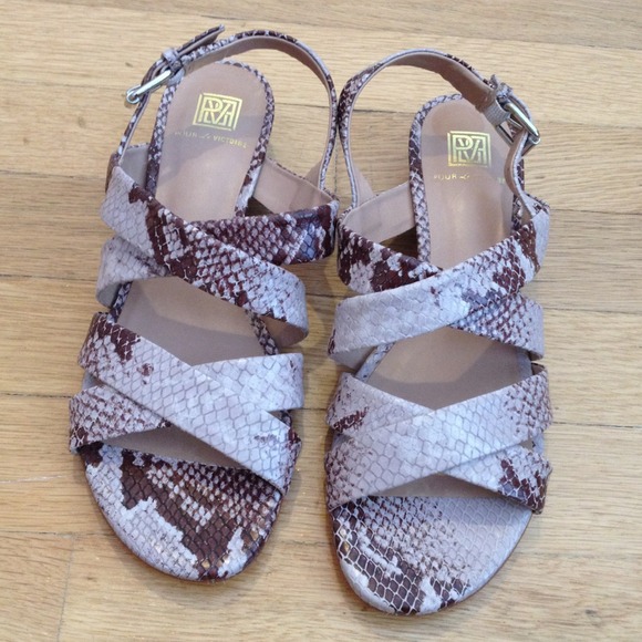 *Sold* Pour la victoire snake print sandals