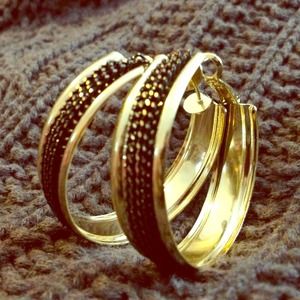 🎁❤️BUNDLED❤️🎁Really pretty gold and black hoops