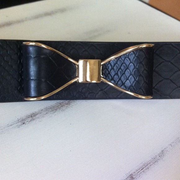 🚫SOLD🚫Bow Bracelet - Picture 2 of 3