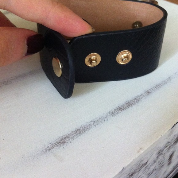 🚫SOLD🚫Bow Bracelet - Picture 3 of 3