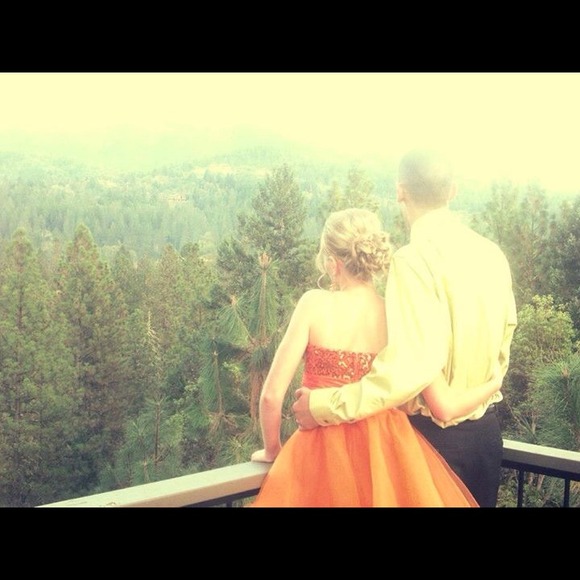 HOMECOMING DRESS💛 - Picture 3 of 4