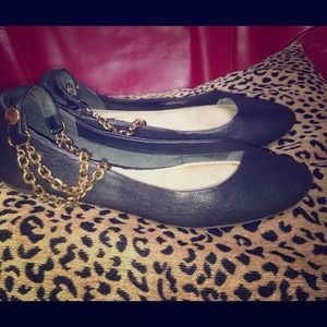 Awesome trendy leather flats with gold ankle chain