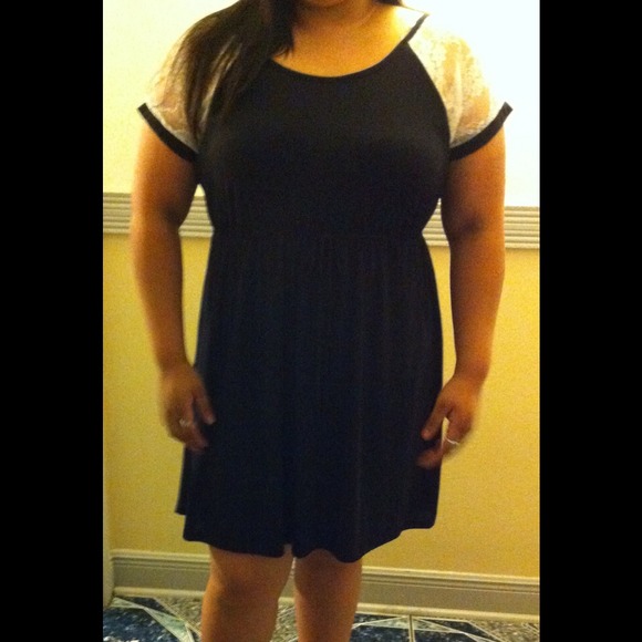 🎉Host pick!! 🎉Black hi lo dress  white lace 2x
