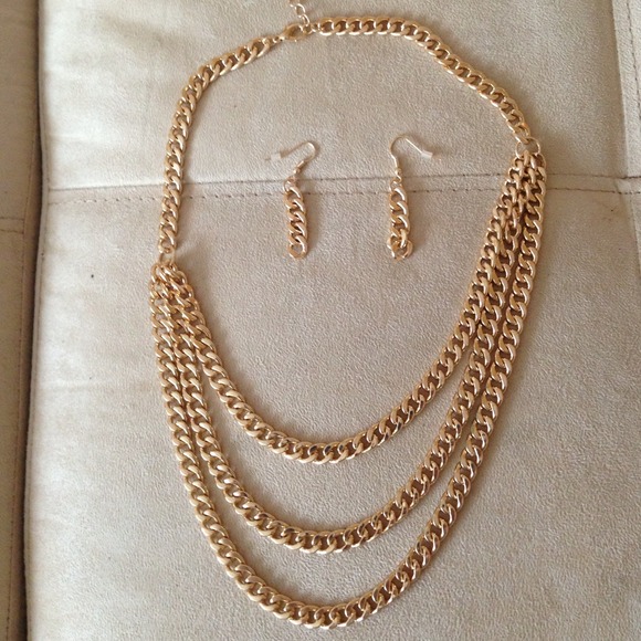 Multi layered gold Necklace - Picture 1 of 1