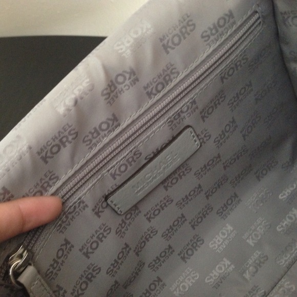 🚫SOLD🚫- Michael Kors Grey Crossbody Bag - Picture 3 of 4