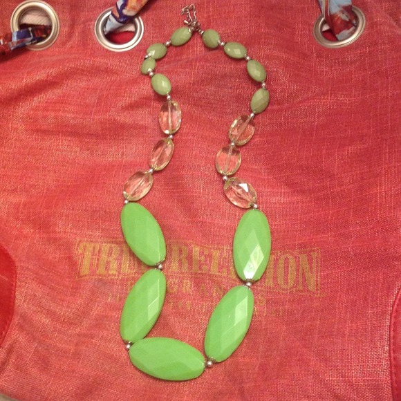Green necklace with earrings