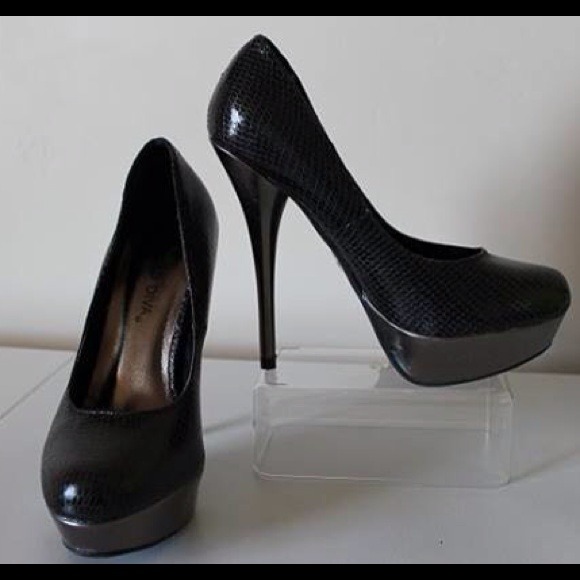 **SOLD** Bundle Black pumps