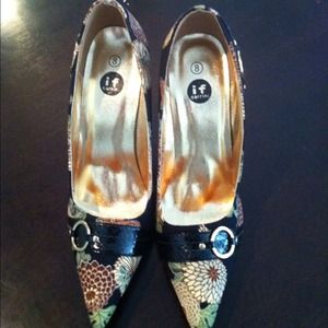 BNWB black and gold 3 inch heels