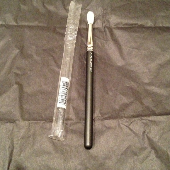 💯Authentic MAC 222 Brush (limited ed)