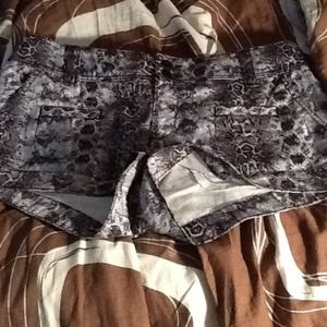 H&m snake print shorts size 6 (M)