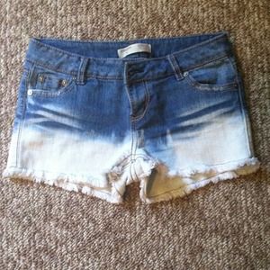 Dip bleached short shorts