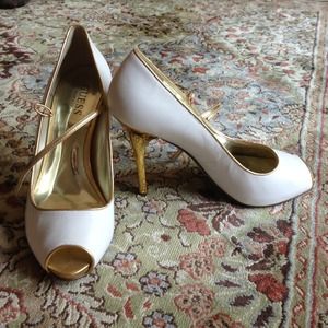 Bundle of 4 pairs of shoes