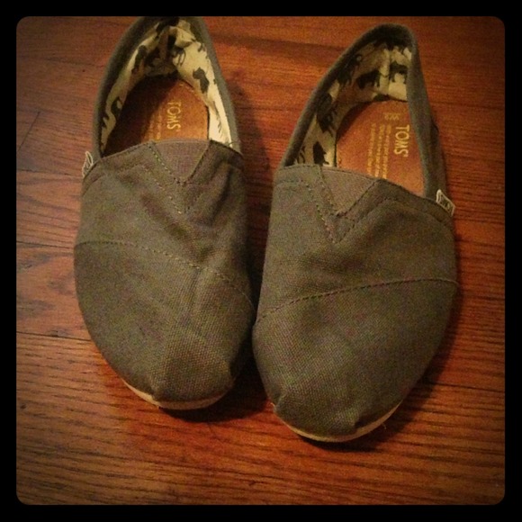 SOLD! 💜Grey TOMS women's size 9