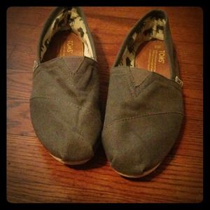 SOLD! 💜Grey TOMS women's size 9