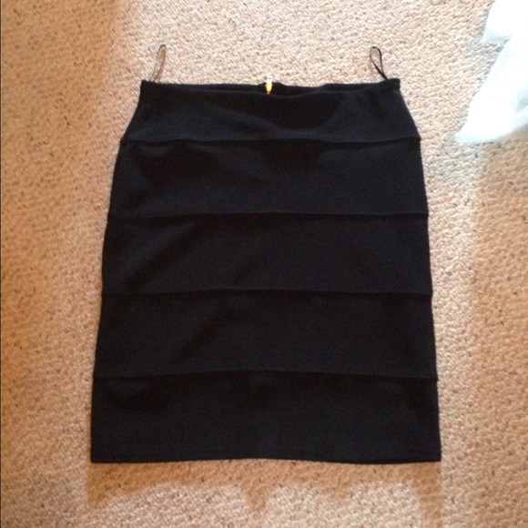 ***Sold in bundle*** Cute form fitting skirt :)