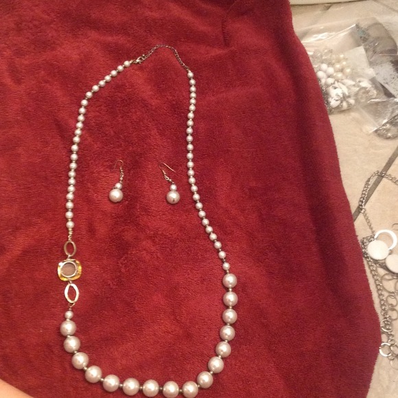 Pearl necklace with earrings NOT REAL PEARLS. - Picture 1 of 3