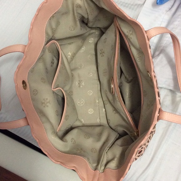 🎉SOLD🎉Tory Kelsey Tote💗 - Picture 2 of 3