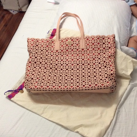 🎉SOLD🎉Tory Kelsey Tote💗 - Picture 3 of 3