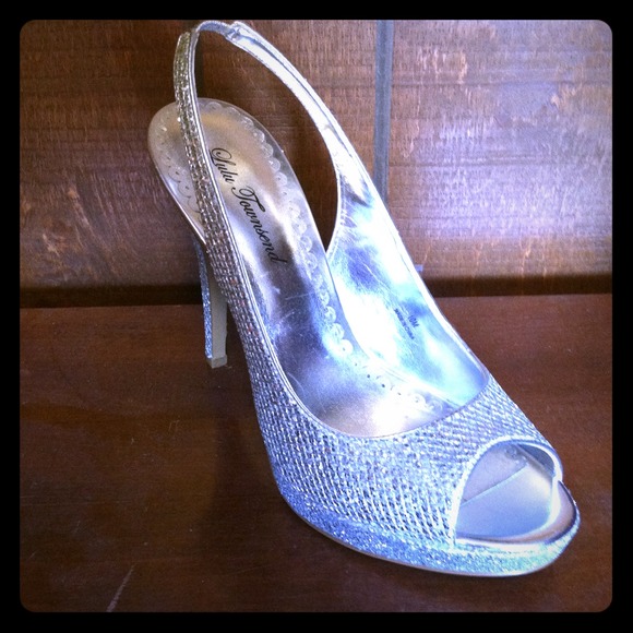 ⚡FLASH SALE ⚡Lulu Townsend silver high heels