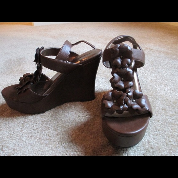 ❤BROWN WEDGES❤ FLORAL DESIGN❤GREAT PRICE!