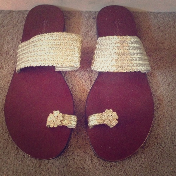 Cute gold sandals! 🌼✨