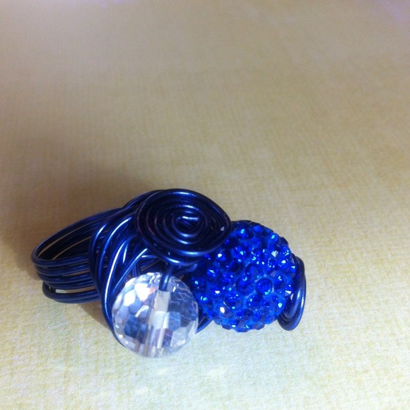 147. Saphire blue aluminium wire ring.