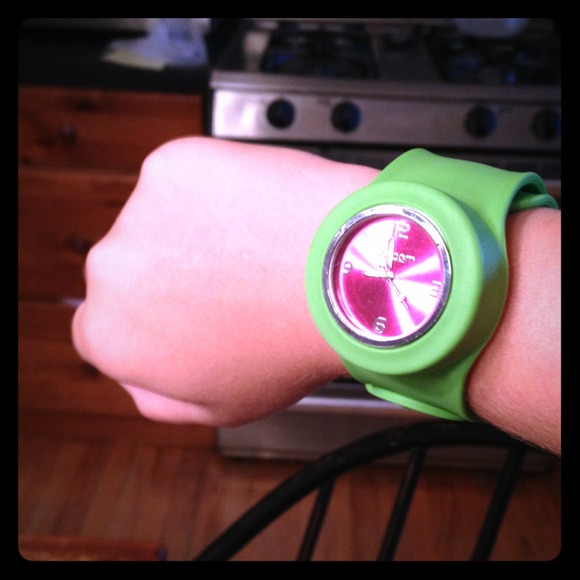 green snap watch with pink facet