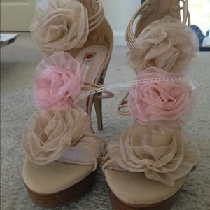 super cute chiffon rose accent shoes. size 9.
