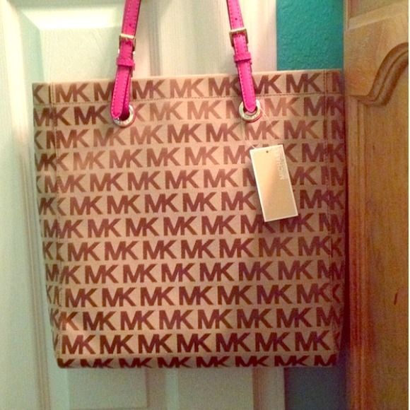 IF ANYONE HAS THIS BAG PLEASE COMMENT, ❤