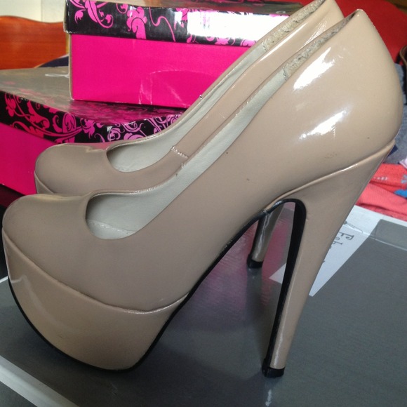 Nude Pumps