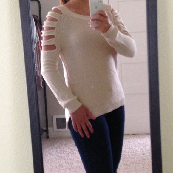 ❤HOLD❤Edgy Cream Sweater👄👄