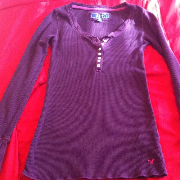 Long sleave American Eagle shirt.