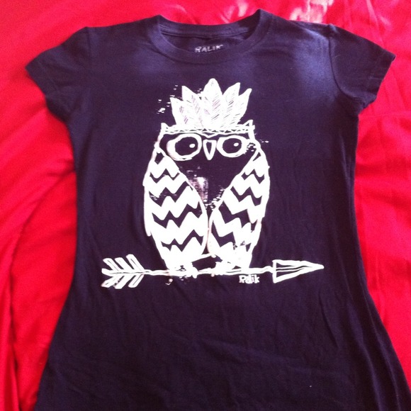 T-shirt with an owl on it.
