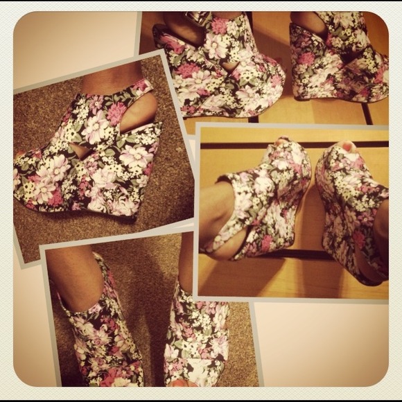 🎉HOT PICK🎉 Floral Wedges