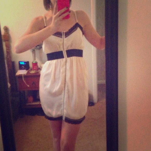 Dresses & Skirts - 🚫TRADED Sexy cream & black dress from the Buckle!